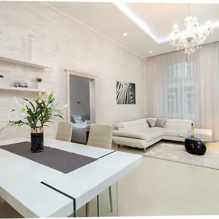 Glamorous City Center Lodging #68 Apartment