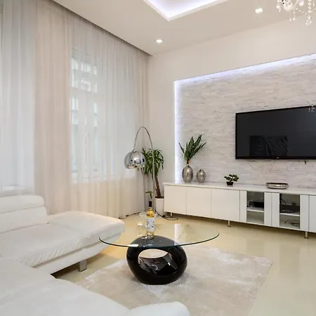 Glamorous City Center Lodging #68 *